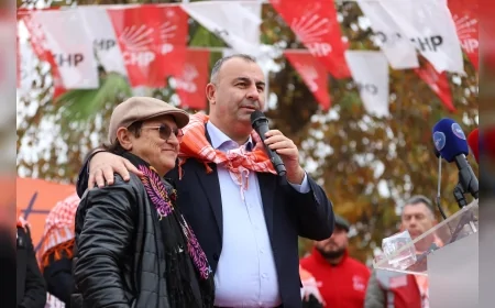 CHP İzmir İl Başkanı Çağatay Güç Gümüldür’de mandalina üreticilerine seslendi: “Üretici yalnız değildir bu toprak sahipsiz değildir”