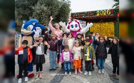 Kuşadası Belediyesi Yeni Yıl Etkinlikleri İsmail Cem Meydanı’nda Başladı Yoğun İlgi Gördü