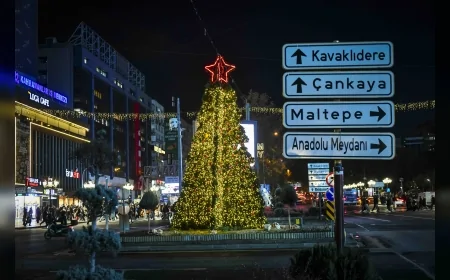 ANKARA BÜYÜKŞEHİR BELEDİYESİ KIZILAY MEYDANI’NI 2026 TEMASIYLA IŞIL IŞIL DONATTI