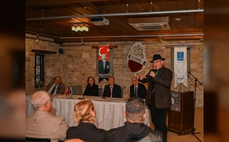 Kuşadası’nda Mahmut Esat Bozkurt’un 82’nci Ölüm Yılında Düzenlenen Anma Programında Hukukçu ve Devrimci Kimliği Üzerine Çok Yönlü Değerlendirmeler Yapıldı