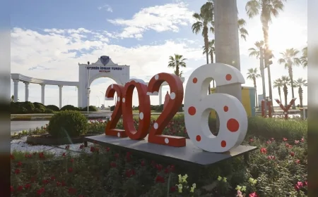 Mersin Büyükşehir Belediyesi Yeni Yıl Süslemeleriyle Kent Genelinde Renkli Görüntüler Oluşturdu