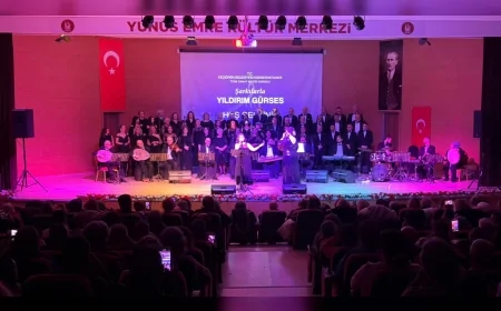 Keçiören’de Yıldırım Gürses Anısına Düzenlenen Konserde Unutulmaz Şarkılar Yunus Emre Kültür ve Sanat Merkezi’nde Seslendirildi