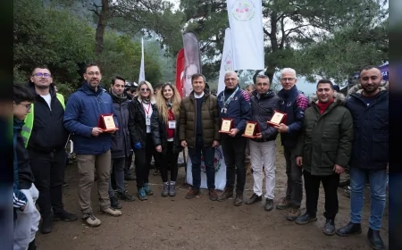 Kemalpaşa’da Atatürk Gençleri Enduro Dağ Bisikleti İniş Yarışması nefes kesti, sporcular zorlu parkurda yarıştı