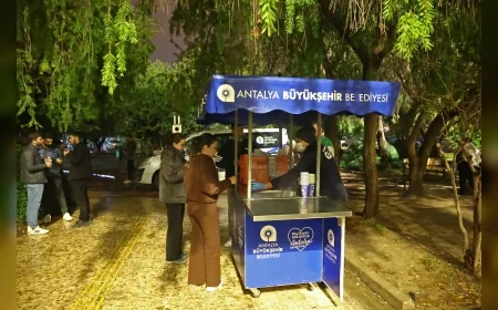 Antalya Büyükşehir Belediyesi’nden Akdeniz Üniversitesi öğrencilerine final haftasında sabah ve akşam sıcak çorba ikramı