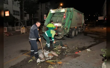 Keçiören’de Semt Pazarlarının Ardından Gece Mesaisiyle Hijyen Seferberliği Sürdürülüyor