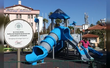 Köyceğiz’de Ortak Yaşam Alanları Büyükşehir Desteğiyle Yenileniyor Sosyal Alanlar ve Okullar Güçleniyor