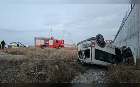 Çorum’da Kontrolden Çıkan Minibüs 8 Metre Yükseklikten Atletizm Sahasına Düştü