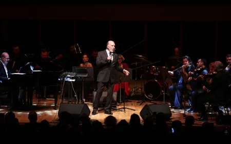 Fatih Erkoç Ahmed Adnan Saygun Sanat Merkezi’nde söyledi İzmir ayakta eşlik etti