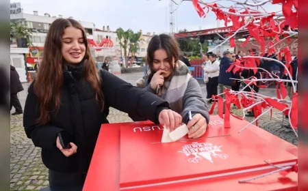 Marmaris Yeni Yıl Festivali’nde Dilek Kutusu İlgi Gördü: 2026 İçin Umutlar Meydanda Toplandı