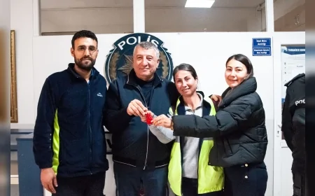 Güzelbahçe Belediyesi Temizlik Personeli Yeter Gürbüz’ün Bulduğu Altınlar Sahibine Ulaştı