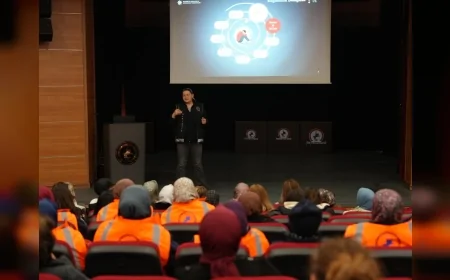 Bağımlılıkla Mücadelede Annelerin Rolü Vurgulandı: Büyükşehir Personeline “En İyi Narkotik Polisi Anne” Eğitimi