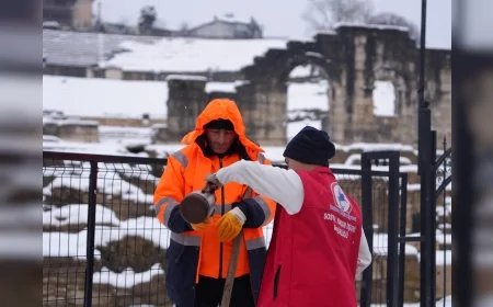 Düzce Belediyesi Karla Mücadele Timlerine Soğuk Havada Sıcak Çay İkramı ile Moral Desteği