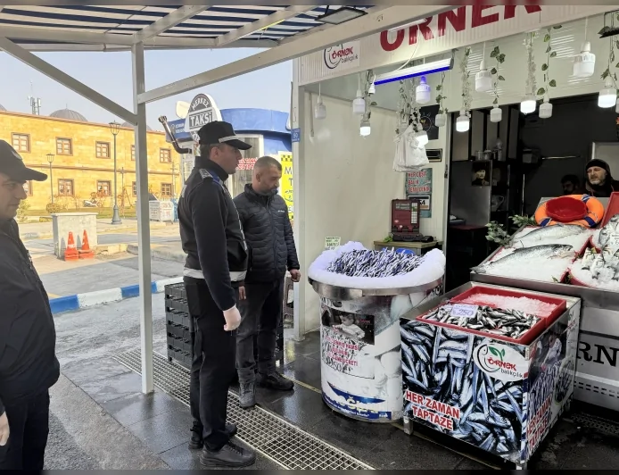 Çorum Geçici Balık Pazarı’nda Zabıta Ekipleri Fiyat Etiketi ve Hijyen Kurallarına Yönelik Ayrıntılı Denetim Gerçekleştirdi