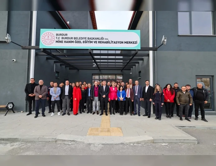 Burdur Belediyesi Mine Hanım Özel Eğitim ve Rehabilitasyon Merkezi 1 Yılında Düzenlenen Programda Engelliler Günü Mesajlarıyla Birlikte Kutlandı