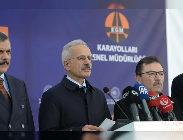 Ulaştırma ve Altyapı Bakanı Abdulkadir Uraloğlu: “Erzurum–Rize güzergâhını 49 kilometreden 15,8 kilometreye indirerek geçiş süresini 60 dakikaya varan ölçüde azaltacağız”