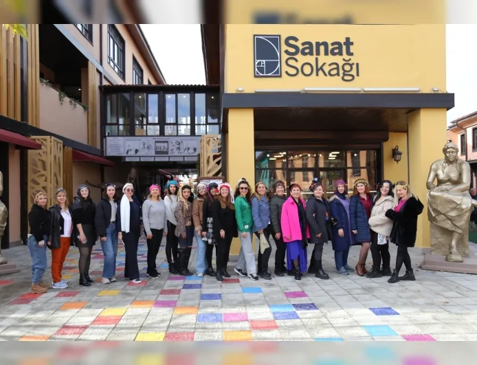 Eskişehir’de Düzenlenen “Cumhuriyet Kadını ve Giysilerle Anılar” Atölyesi Cumhuriyet Dönemi Moda Belleğini Mini Defileyle Günümüze Taşıdı