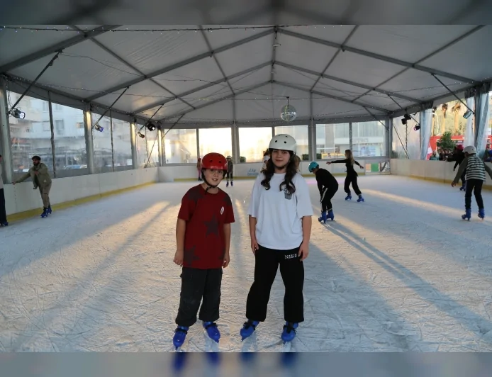 Marmaris Belediyesi’nin Yeni Yıl Festivali’nde Buz Pisti Açıldı: Çocuklar ve Aileler Eğlencenin Tadını Çıkarıyor