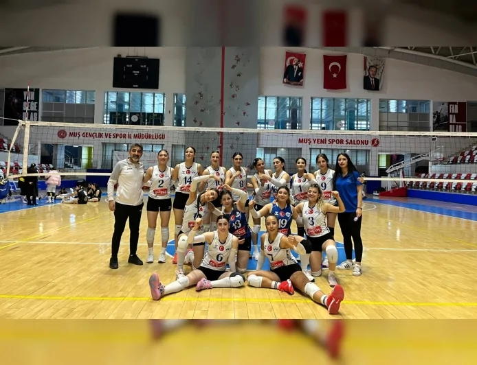 Elazığ Belediyespor Kadın Voleybol Takımı Muş Yeni Spor Salonu’ndaki karşılaşmada üstün performansla 3-0 kazanarak liderliğini pekiştirdi