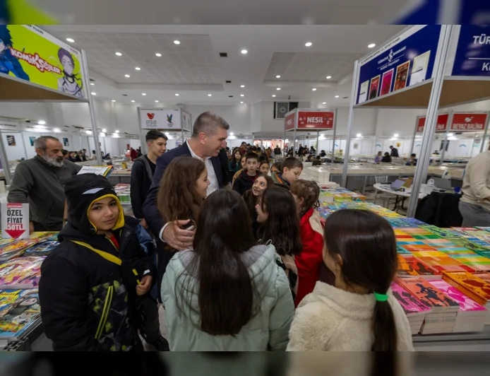 Burdur Belediye Başkanı Ali Orkun Ercengiz 13’üncü Kitap Fuarı’nda Stantları Gezerek Vatandaşlarla Buluştu