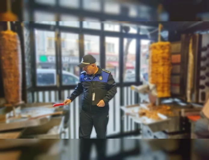 İnegöl Belediyesi Zabıta Müdürlüğü Dönercileri Denetledi: “Halk Sağlığına Taviz Yok”