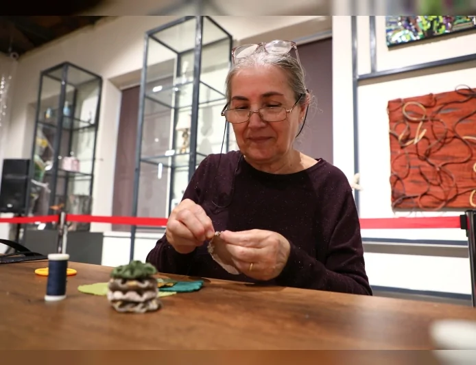 Atık Kumaşlar Kadınların Emeğiyle Yılbaşı Neşesine Dönüştü Antalya’da Renkli Atölye