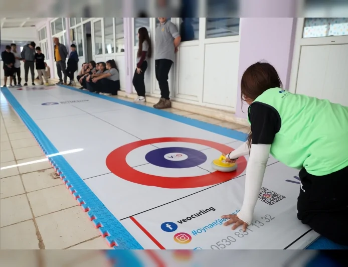 Antalya Büyükşehir Belediyesi, Milli Eğitim ve sivil toplum iş birliğiyle kız çocuklarını Floor Curling sporu ile buluşturdu