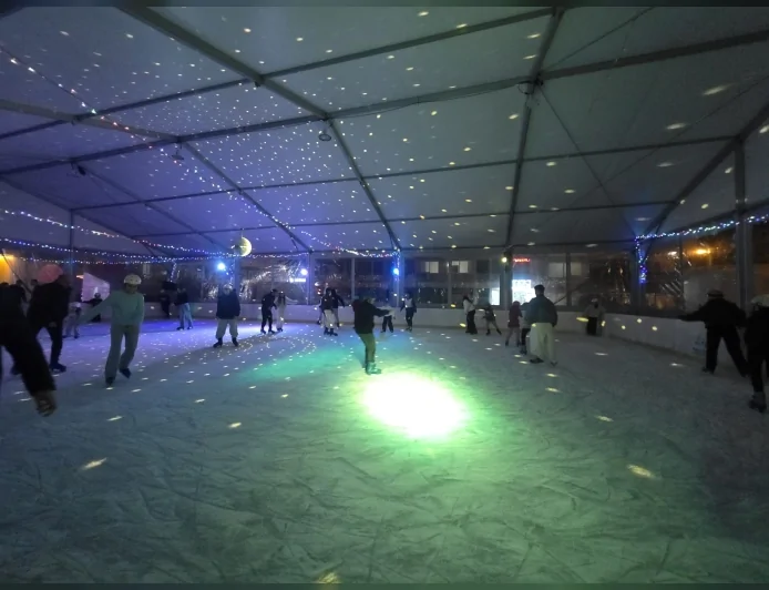 Marmaris Yeni Yıl Festivali’nde Kurulan Buz Pisti Çocuklar ve Ailelerin Buluşma Noktası Oldu