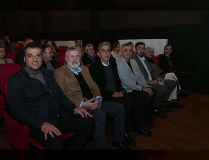 Giresun Belediyesi Şehir Tiyatrosu’ndan Yeni Sezon Galası: “Mikenden Kız Kaçırma ya da Troya Faciası” Seyirciyle Buluştu