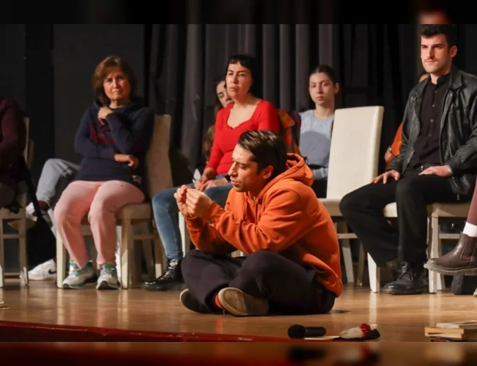 Bora Akkaş’ın Tek Kişilik Oyunu “Harika Şeyler Listesi” Yalova’da Sanatseverlerle Buluştu