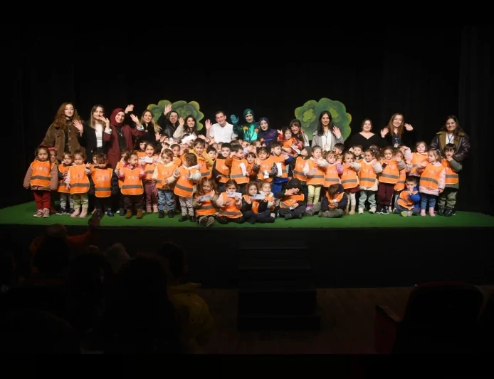 Giresun Belediyesi Şehir Tiyatrosu’nun “Mikropla Savaş” Oyunu Çocuklarla Buluştu Gala Yoğun İlgi Gördü