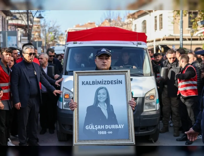 Türkiye Belediyeler Birliği Başkan Vekili Vahap Seçer, Şehzadeler Belediye Başkanı Gülşah Durbay’ın Manisa’daki Cenaze Törenine Katıldı