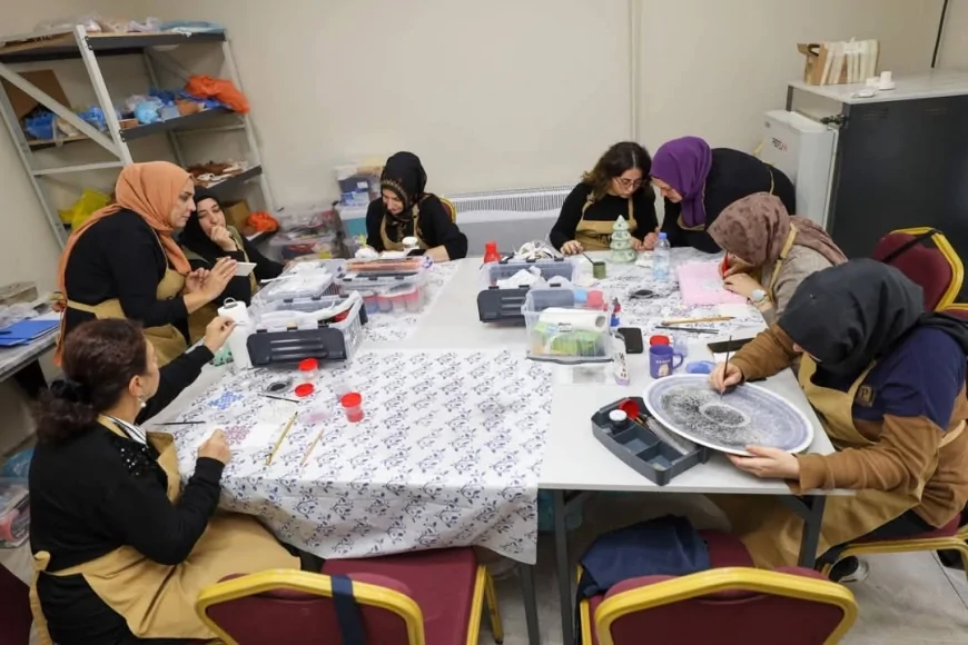 Başiskele’de BAŞMEK Çini ve Seramik Atölyesinde Kursiyerler Geleneksel Sanatın İnceliklerini Ustalıkla Öğreniyor