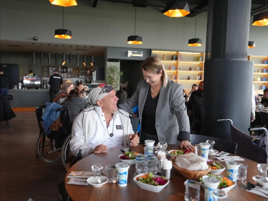 Düzce Belediyesi 3 Aralık Dünya Engelliler Günü İçin MSM’de Düzenlenen Özel Programda Engelli Bireylerle Bir Araya Geldi