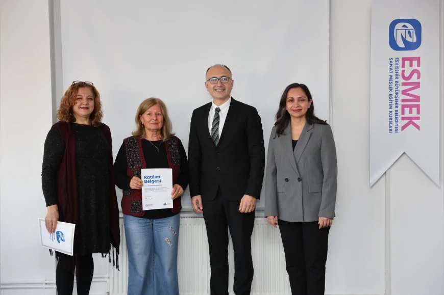 Eskişehir Büyükşehir Belediyesi 60 Yaş Üstü Bireyler İçin Düzenlenen Mutluluk Atölyesini Sertifika Töreniyle Tamamladı