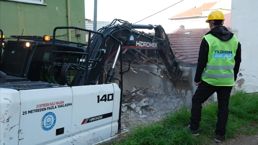 Yıldırım Belediyesi’nin Metruk Yapı Mücadelesi Hızlandı: Başkan Oktay Yılmaz “Huzuru Bozacak Karanlık Nokta Kalmayacak” dedi