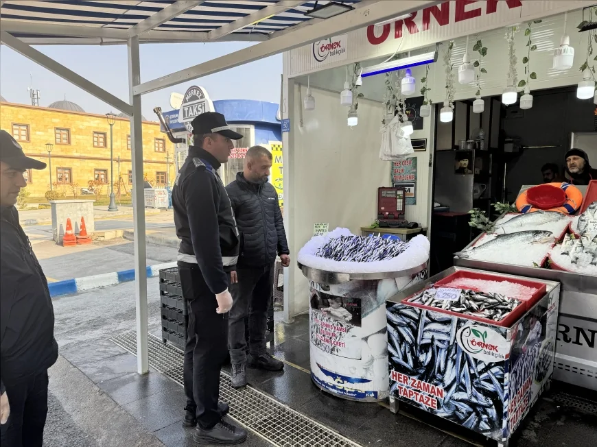 Çorum Geçici Balık Pazarı’nda Zabıta Ekipleri Fiyat Etiketi ve Hijyen Kurallarına Yönelik Ayrıntılı Denetim Gerçekleştirdi