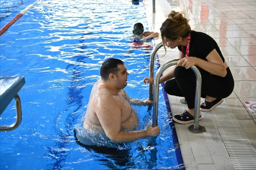 Mamak Belediyesi’nin Engelli Bireylere Özel Yüzme Eğitimleri Mamak Yüzme Havuzu ve Spor Kompleksi’nde Kademeli Programlarla Sürdürülüyor