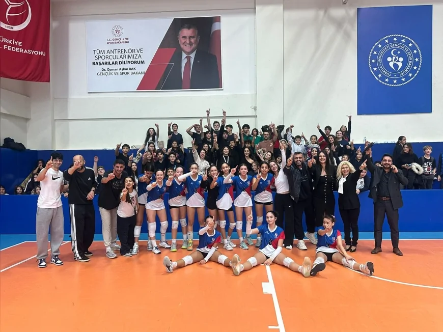 Gökkuşağı Koleji Ortaokul Yıldız Kız Voleybol Takımı Antalya Finalinde Namağlup Serisini Sürdürerek Şampiyonluğa Ulaştı