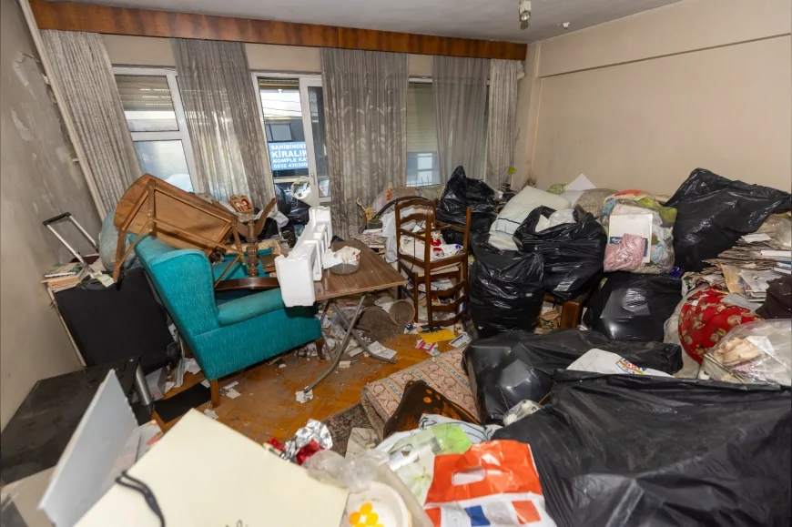 Konak Belediyesi’nin Alsancak’taki çöp ev operasyonunda 4 kamyon dolusu yaklaşık 10 ton atık çıkarıldı