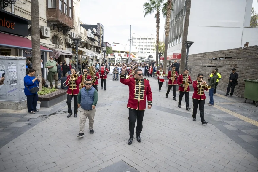 Mersin’de ‘Biz de Varız’ Sloganıyla 3 Aralık Dünya Engelliler Günü İçin Ulu Cami’den Cumhuriyet Meydanı’na Farkındalık Yürüyüşü Düzenlendi