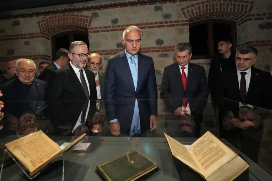 Mevlânâ’nın 700 Yıllık Mesnevî Mirasını Buluşturan “Mana ve Nakış” Sergisi Rami Kütüphanesi’nde Dünyada İlk Kez Ziyaretçilerine Açıldı