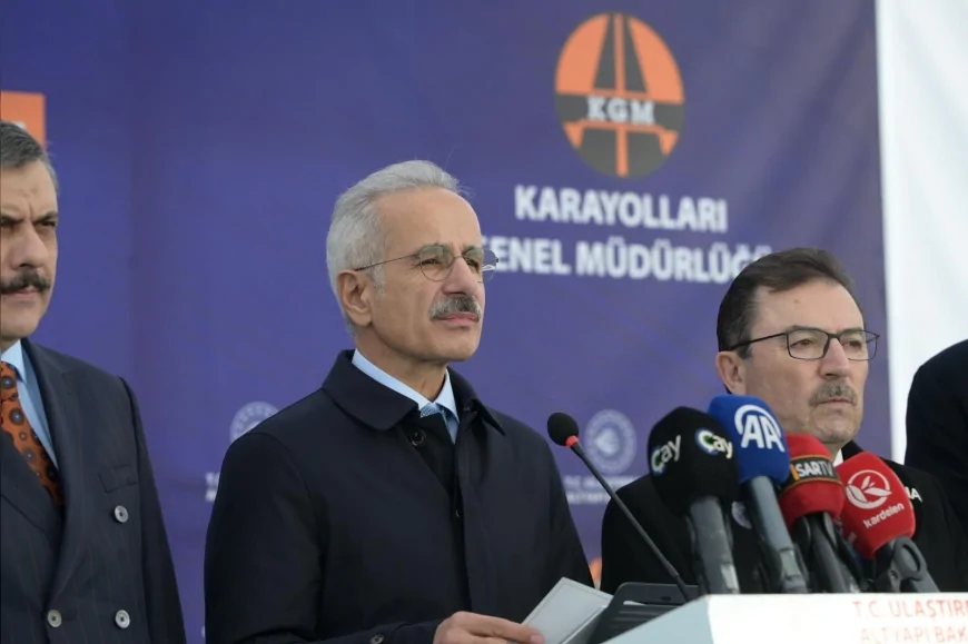 Ulaştırma ve Altyapı Bakanı Abdulkadir Uraloğlu: “Erzurum–Rize güzergâhını 49 kilometreden 15,8 kilometreye indirerek geçiş süresini 60 dakikaya varan ölçüde azaltacağız”