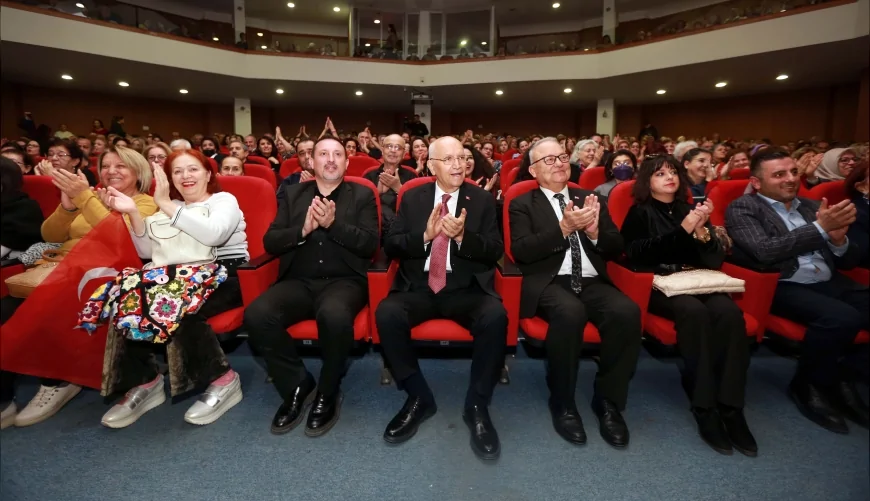 Yenimahalle’de düzenlenen anma konserinde Türk Sanat Müziği ustası Zeki Müren’in eserleri doğum gününde yeniden hayat buldu