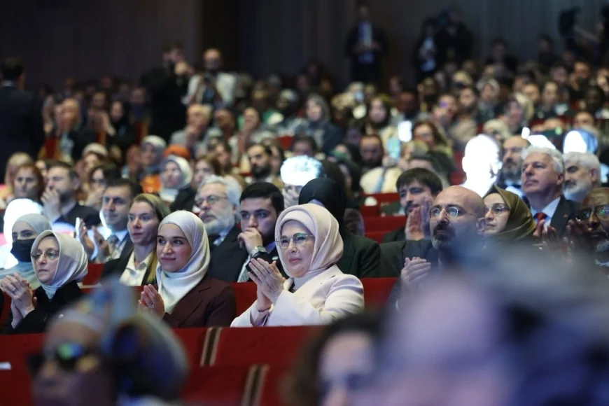 Emine Erdoğan ile Suriye Cumhurbaşkanı Ahmed Şara’nın Eşi Latife El Durubi Ankara’daki Görüşmede Dostluk ve Bölgesel İstikrar Mesajları Verdi