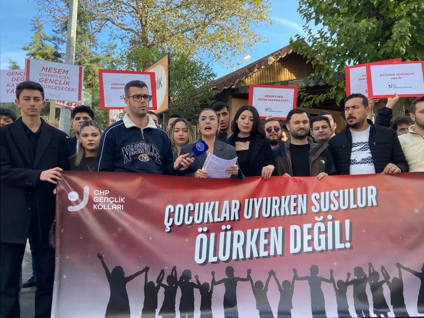 CHP İZMİR İL GENÇLİK KOLLARI MESEM UYGULAMASINA KARŞI ÇINARLI'DA AÇIKLAMA YAPTI “ÇOCUKLAR UYURKEN SUSULUR ÖLÜRKEN DEĞİL” MESAJI VERİLDİ