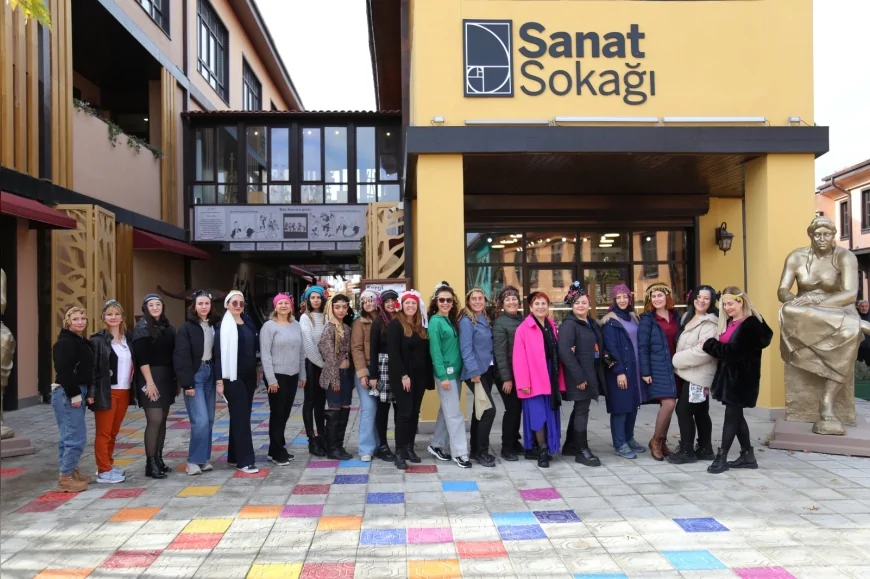 Eskişehir’de Düzenlenen “Cumhuriyet Kadını ve Giysilerle Anılar” Atölyesi Cumhuriyet Dönemi Moda Belleğini Mini Defileyle Günümüze Taşıdı