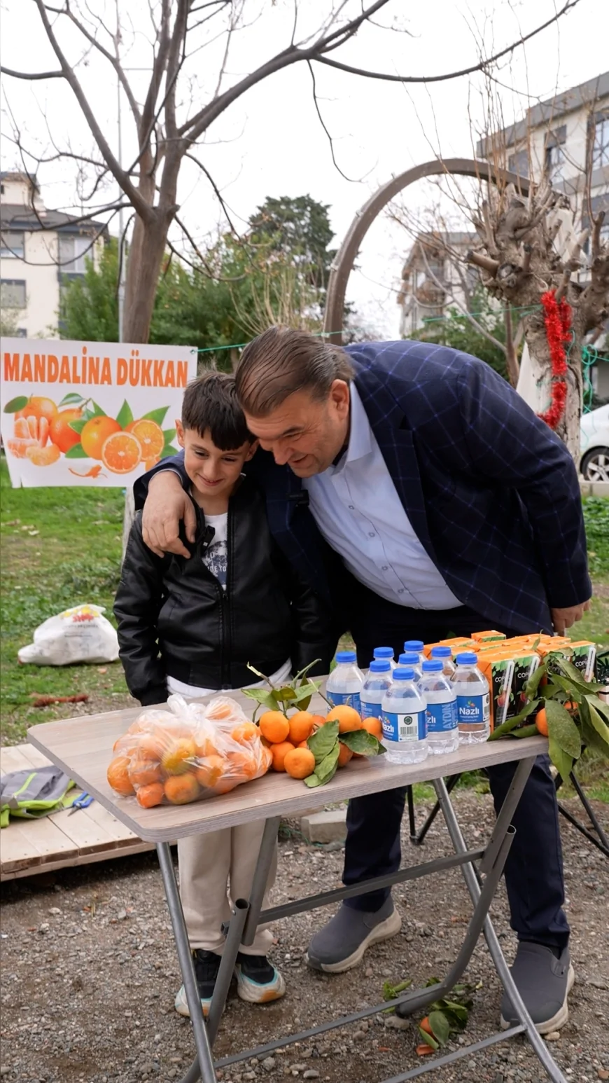 Seferihisar’da 9 Yaşındaki Ferit’in Mandalina Standı Büyük İlgi Görürken Sokak Hayvanlarına Desteği Şenlikte Özel Yerle Ödüllendirildi