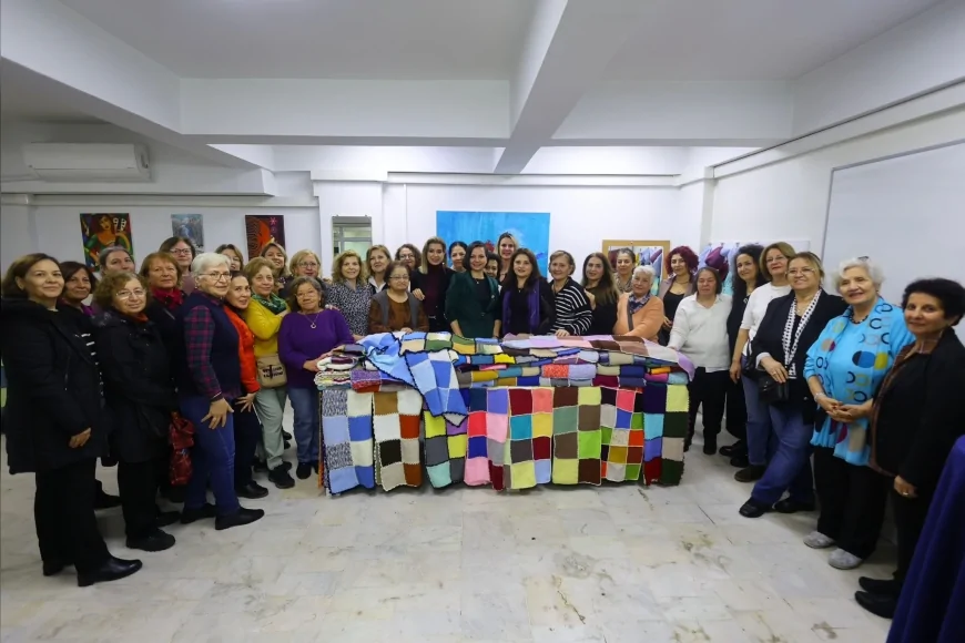 Karabağlar Belediyesi Nokta İleri Yaş Alma Merkezi’nde Örgü Parçaları Bir Araya Getirilerek Kadın Dayanışmasıyla Umuda Dönüşen Battaniyeler Hazırlandı