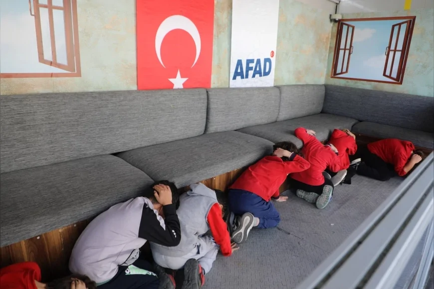 Manisa’da Deprem Simülasyon Tırı Eğitim Programı Yunusemre’de Başladı ve 14 Aralık’a Kadar İl Genelinde Uygulamalı Eğitim Verecek