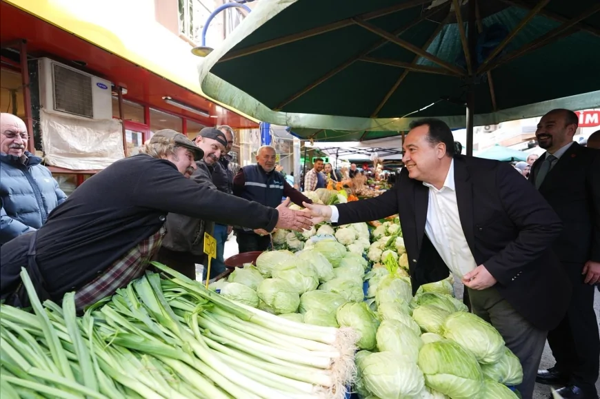 Manisa Büyükşehir Belediye Başkanı Besim Dutlulu Karaköy Pazarı’ndaki ziyaretinde esnafın taleplerini dinleyerek “Manisa’nın sorunlarını çözeceğiz, herkes nefes alacak” dedi